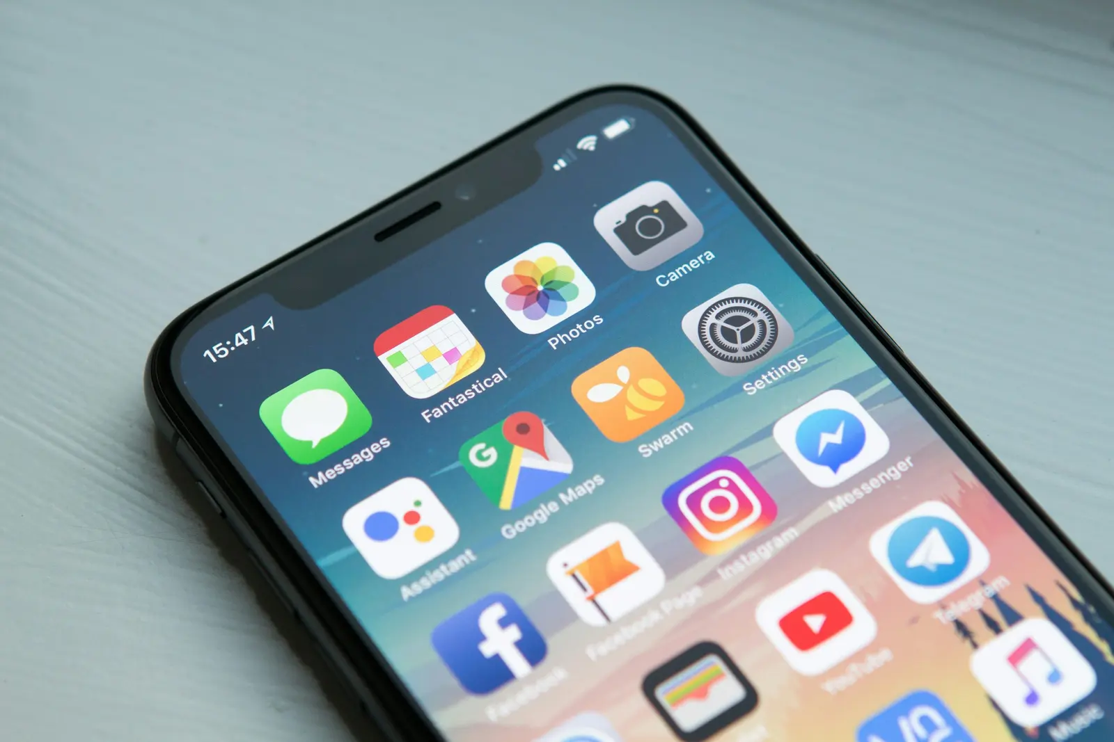 Celular sobre la mesa con Google Maps entre sus apps