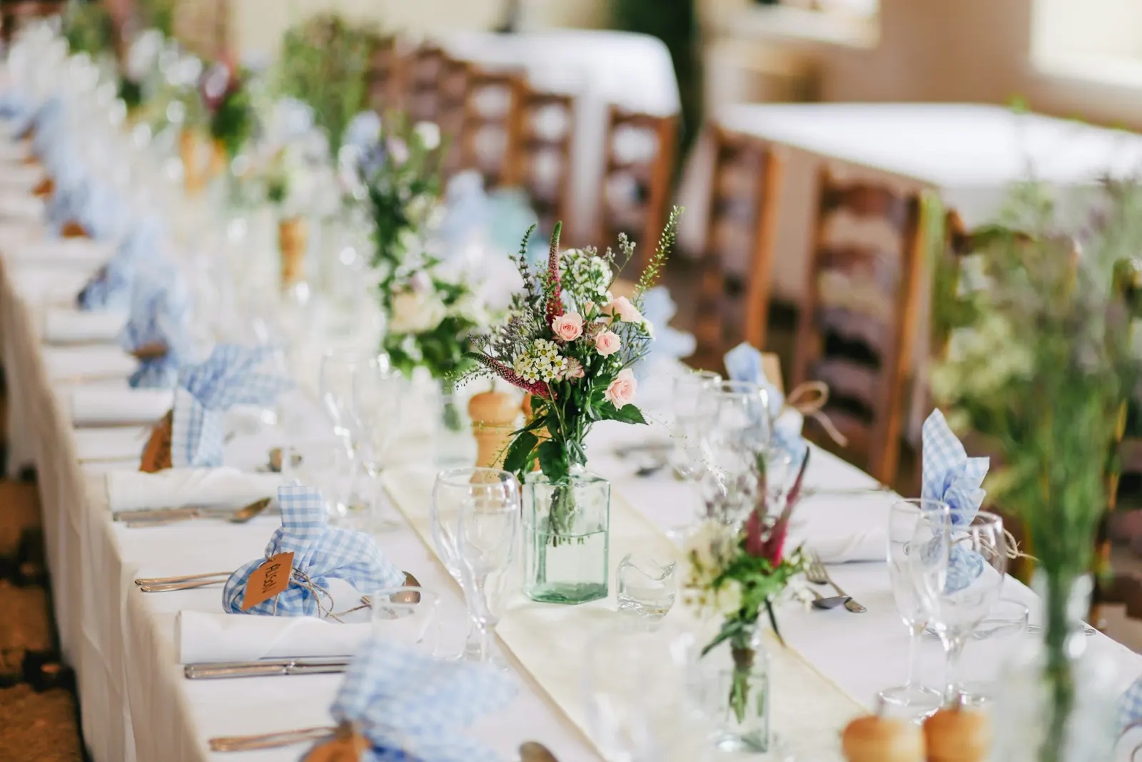 Mesa de banquete decorada con flores