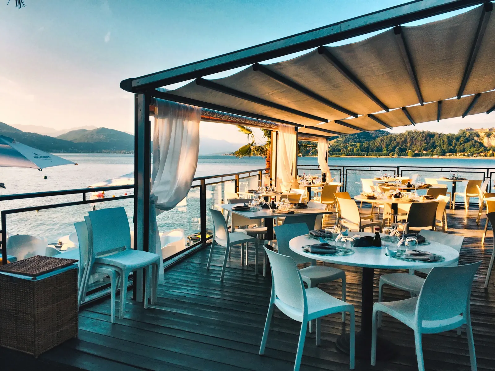 Terraza de restaurante frente al mar al atardecer