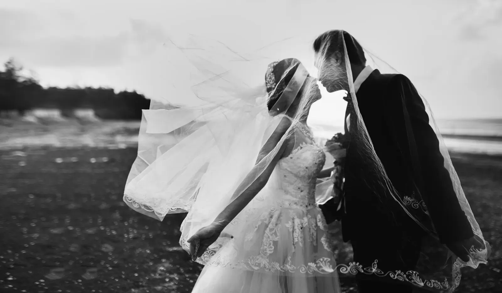 Novios con el velo al viento