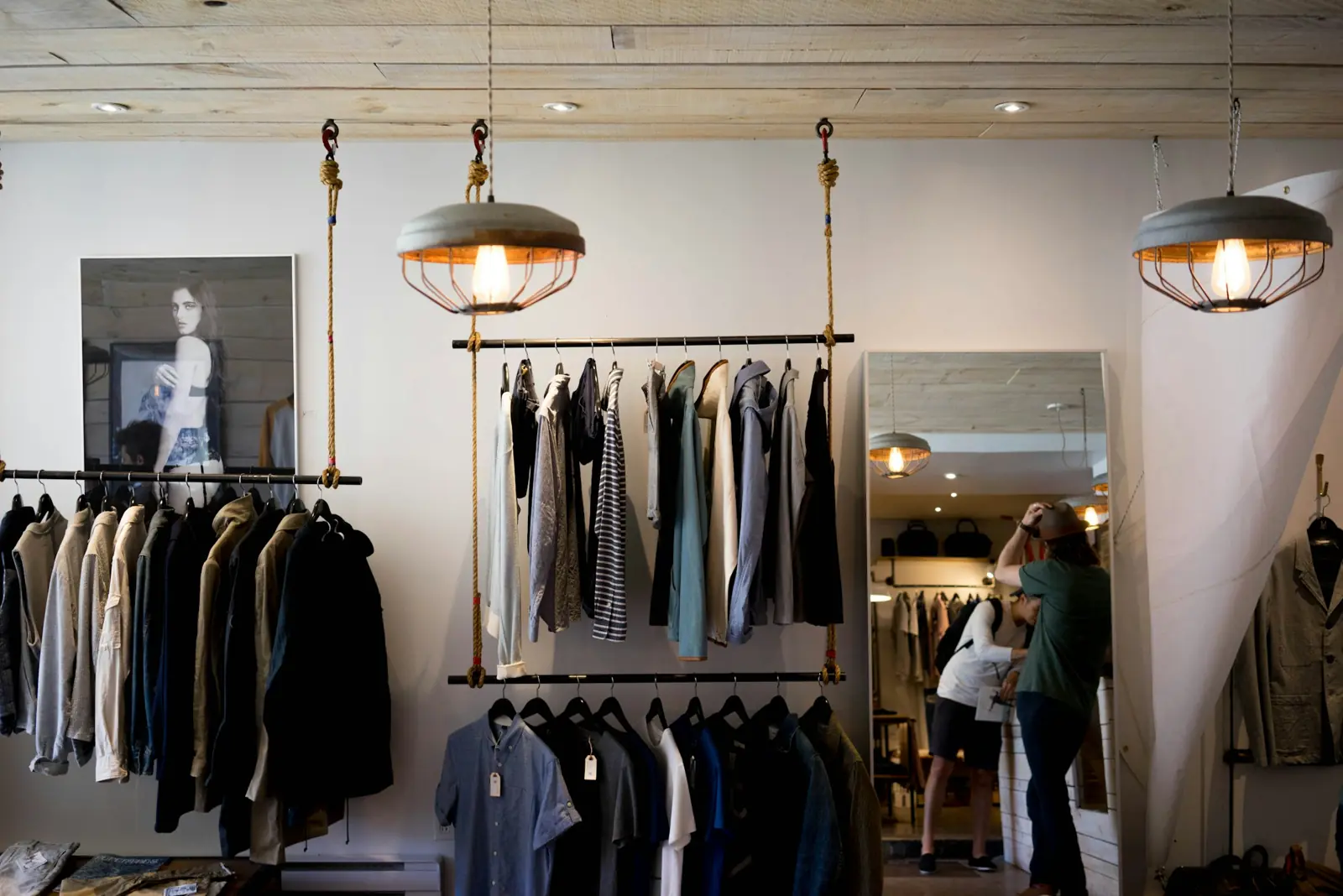 Interior de una tienda de ropa y accesorios