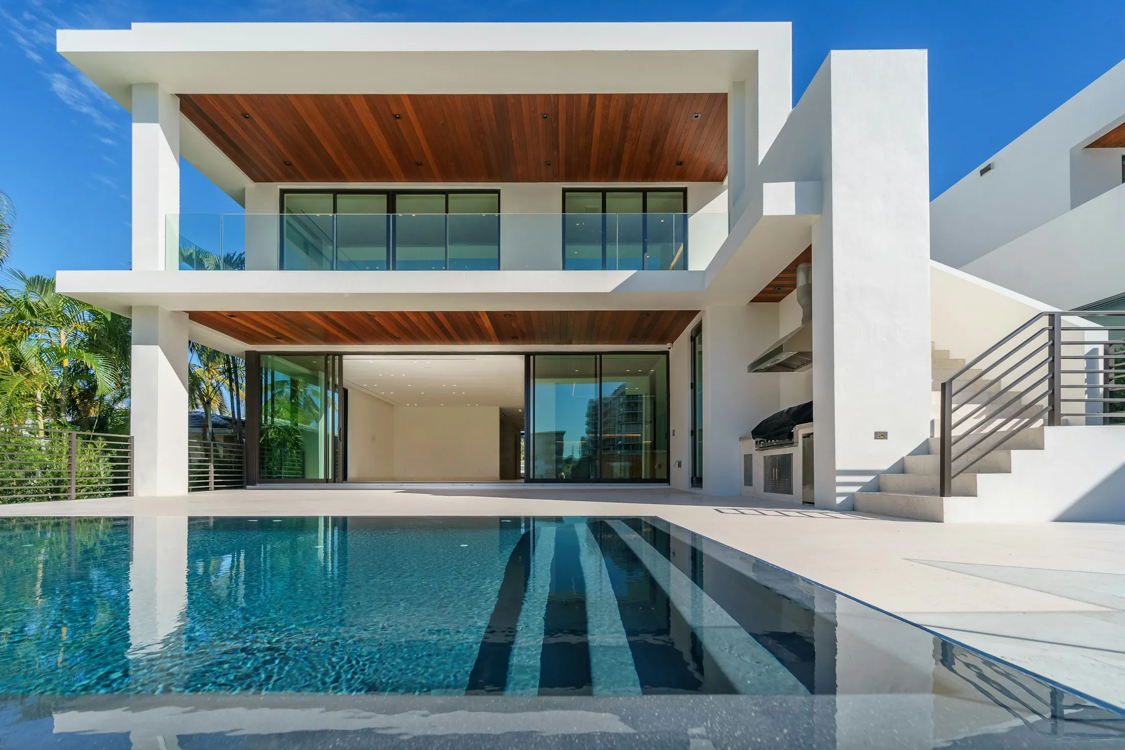 Villa moderna blanca con alberca