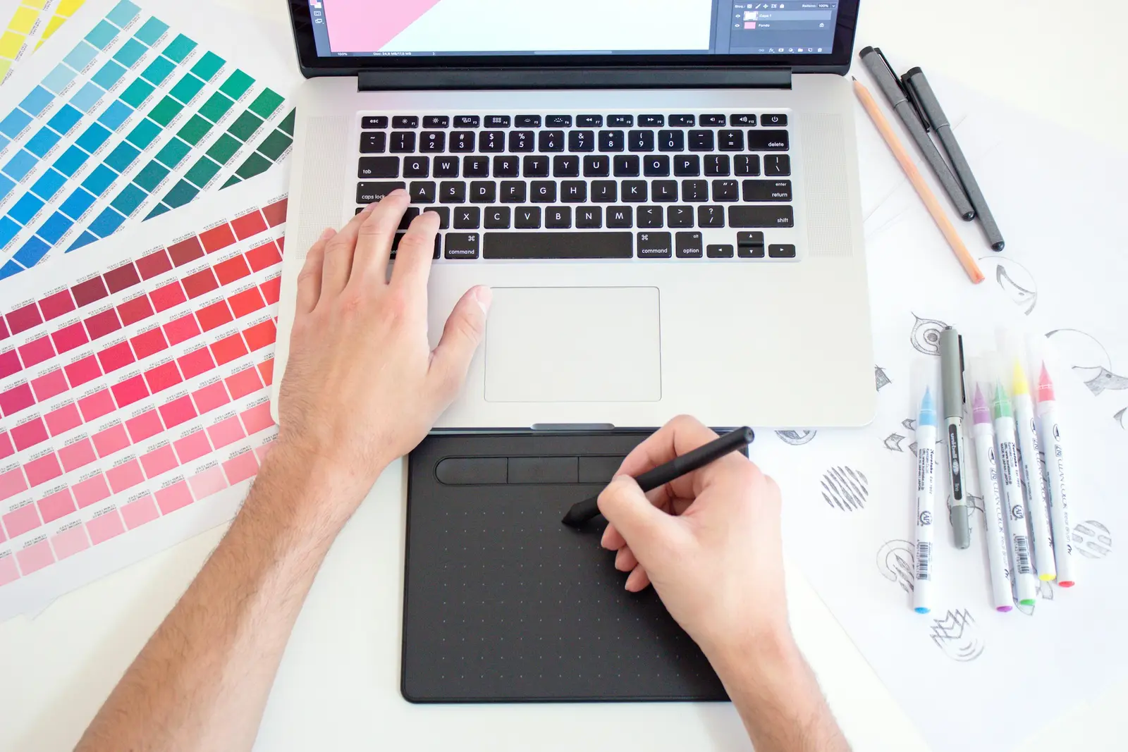 Diseñador con tableta y muestrarios de color