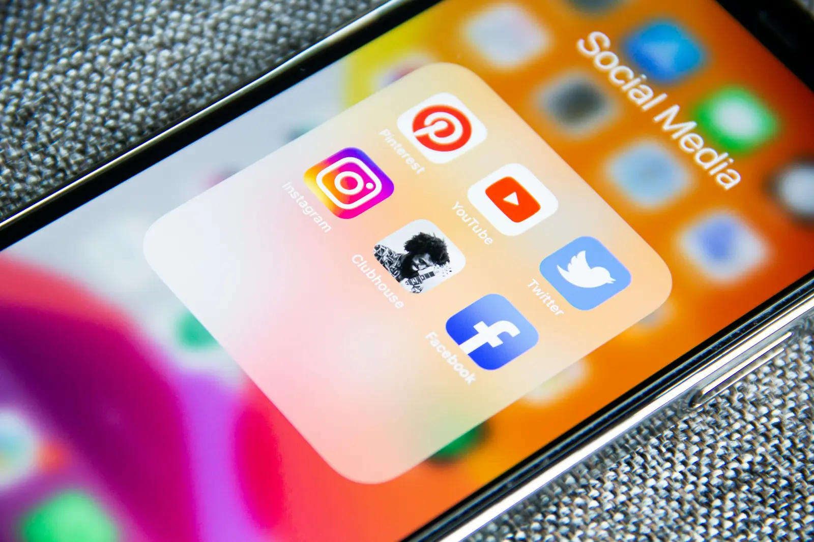 Celular con apps de redes sociales