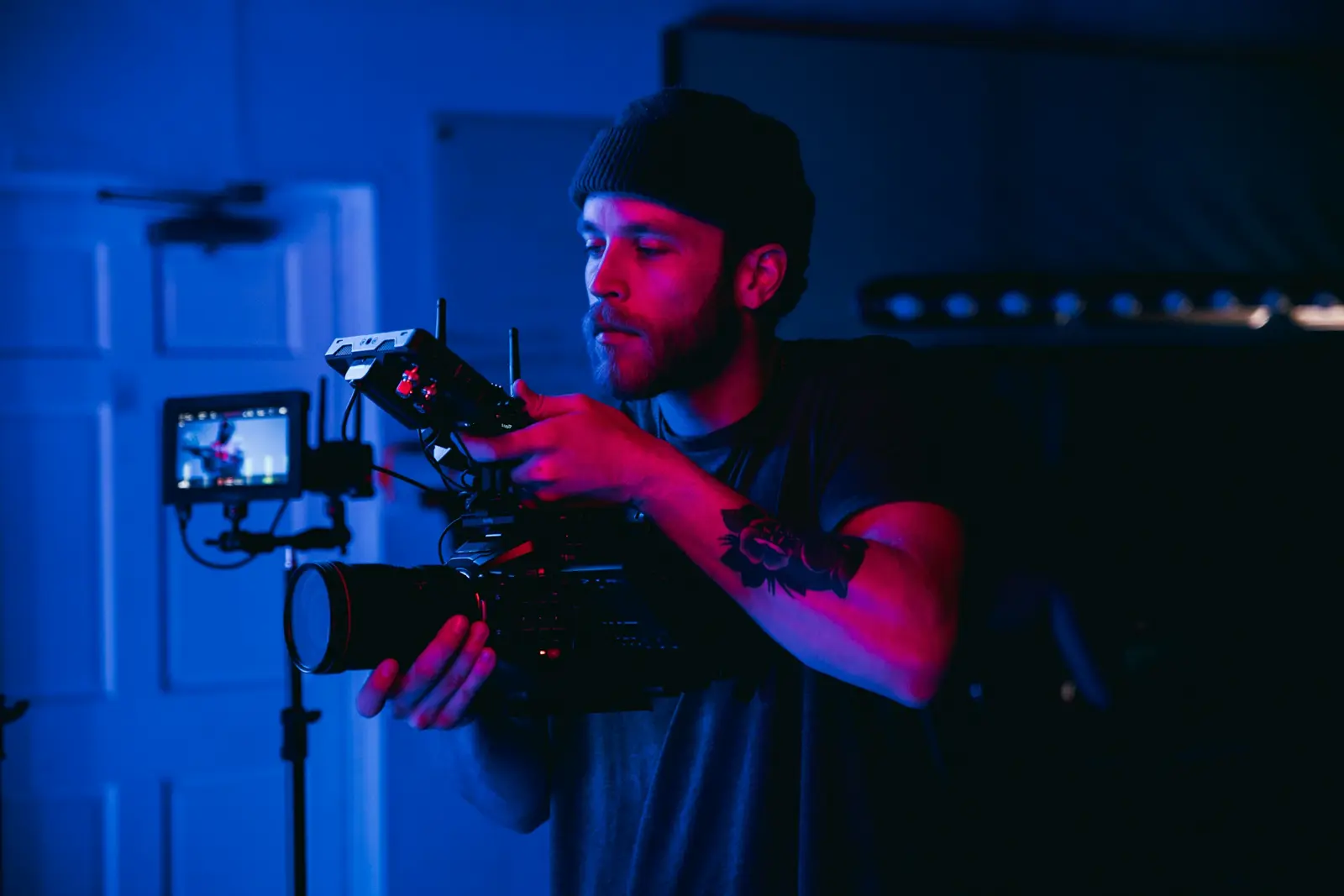 Camarógrafo con cámara de cine